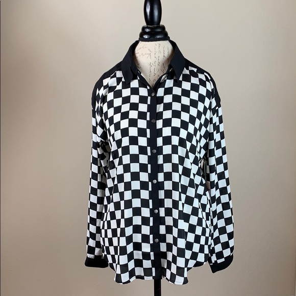 Forever 21 Tops - Forever 21 Woven Pattern Button Up Shirt